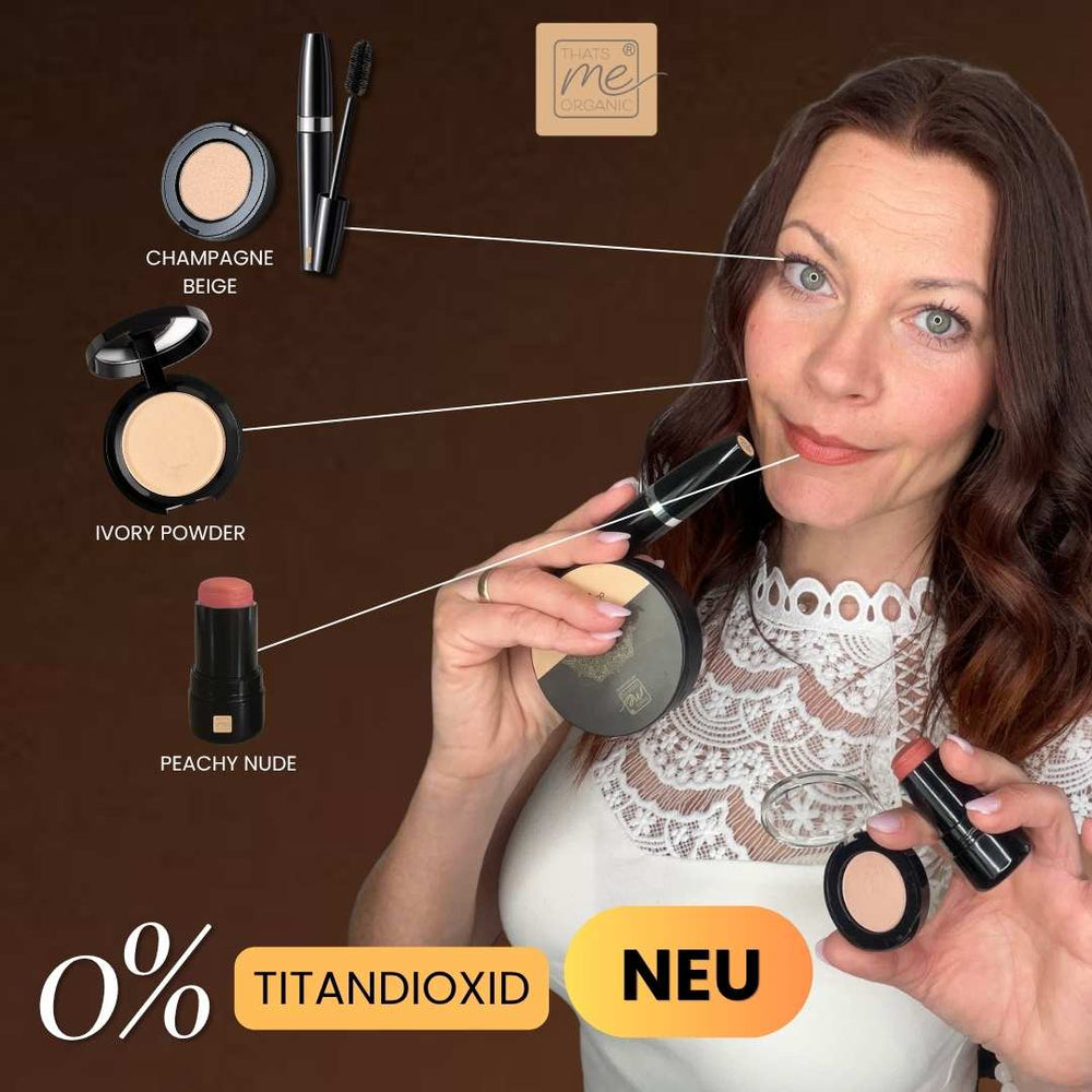 Model zeigt Make up Look mit Peachy Nude Stick, Ivory Powder und Champagne Beige Lidschatten ohne Titandioxid