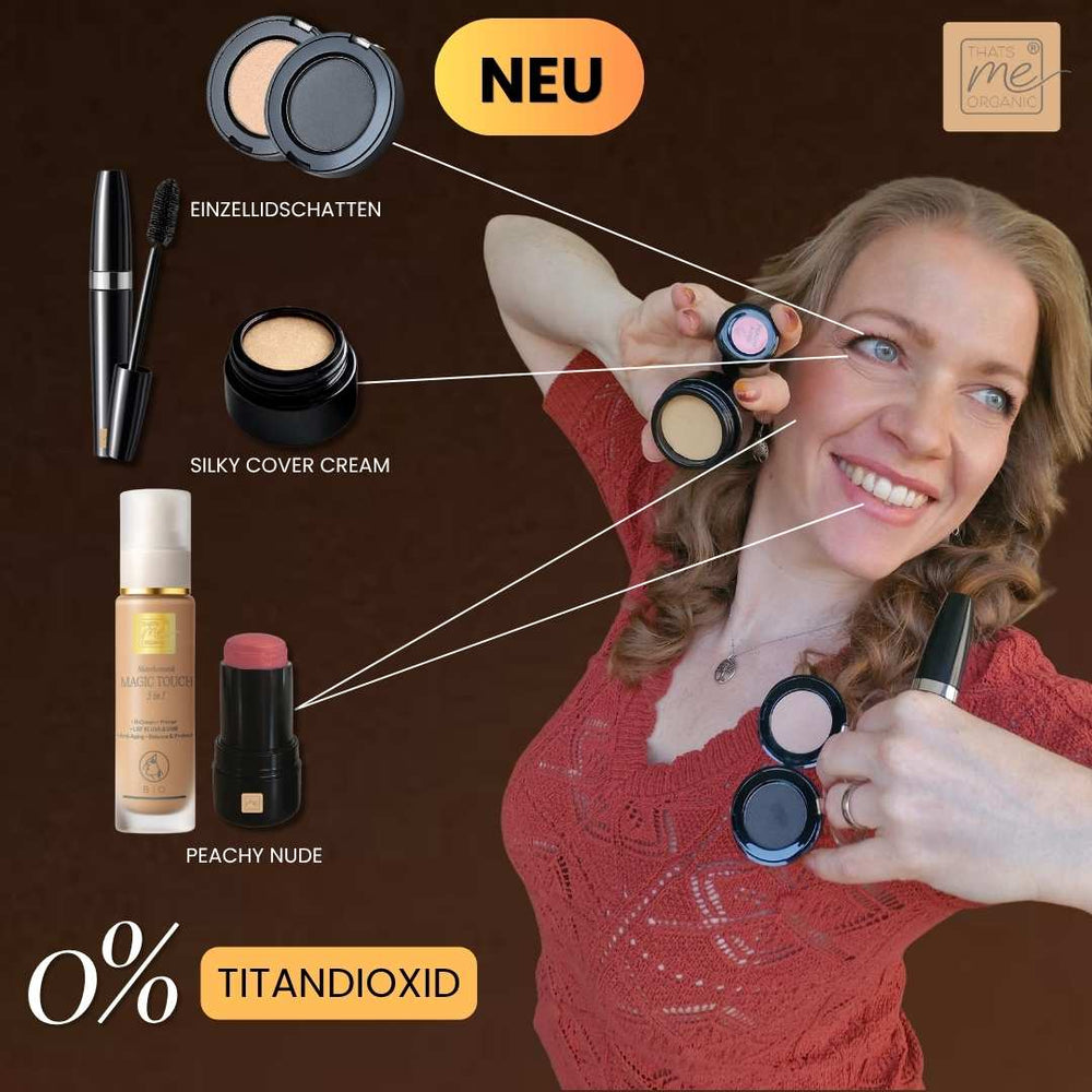 Model zeigt Make up Look mit Peachy Nude Stick, Foundation, Mascara, Einzellidschatten und Silky Cover Cream ohne Titandioxid