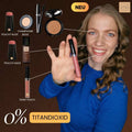 Model zeigt Make up Look mit Peachy Nude Stick, Shiny Peach Lipgloss und Champagne Beige Lidschatten ohne Titandioxid