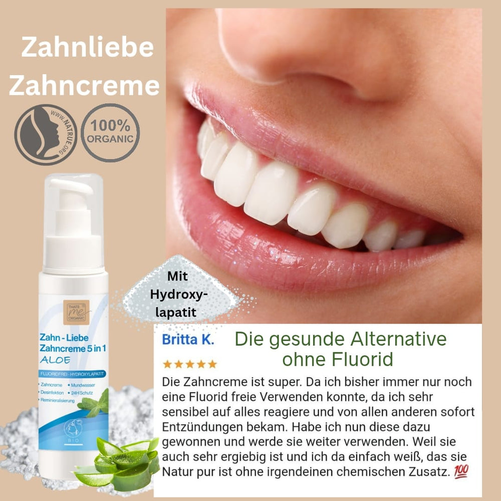 Eine Nahaufnahme eines lächelnden Mundes mit weißen Zähnen, eine Flasche Thats me organic® 5-in-1 BIO-Zahncreme mit Aloe Vera und ein deutscher Text heben diese fluoridfreie Zahnpasta hervor.