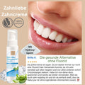 Eine Nahaufnahme eines lächelnden Mundes mit weißen Zähnen, eine Flasche Thats me organic® 5-in-1 BIO-Zahncreme mit Aloe Vera und ein deutscher Text heben diese fluoridfreie Zahnpasta hervor.