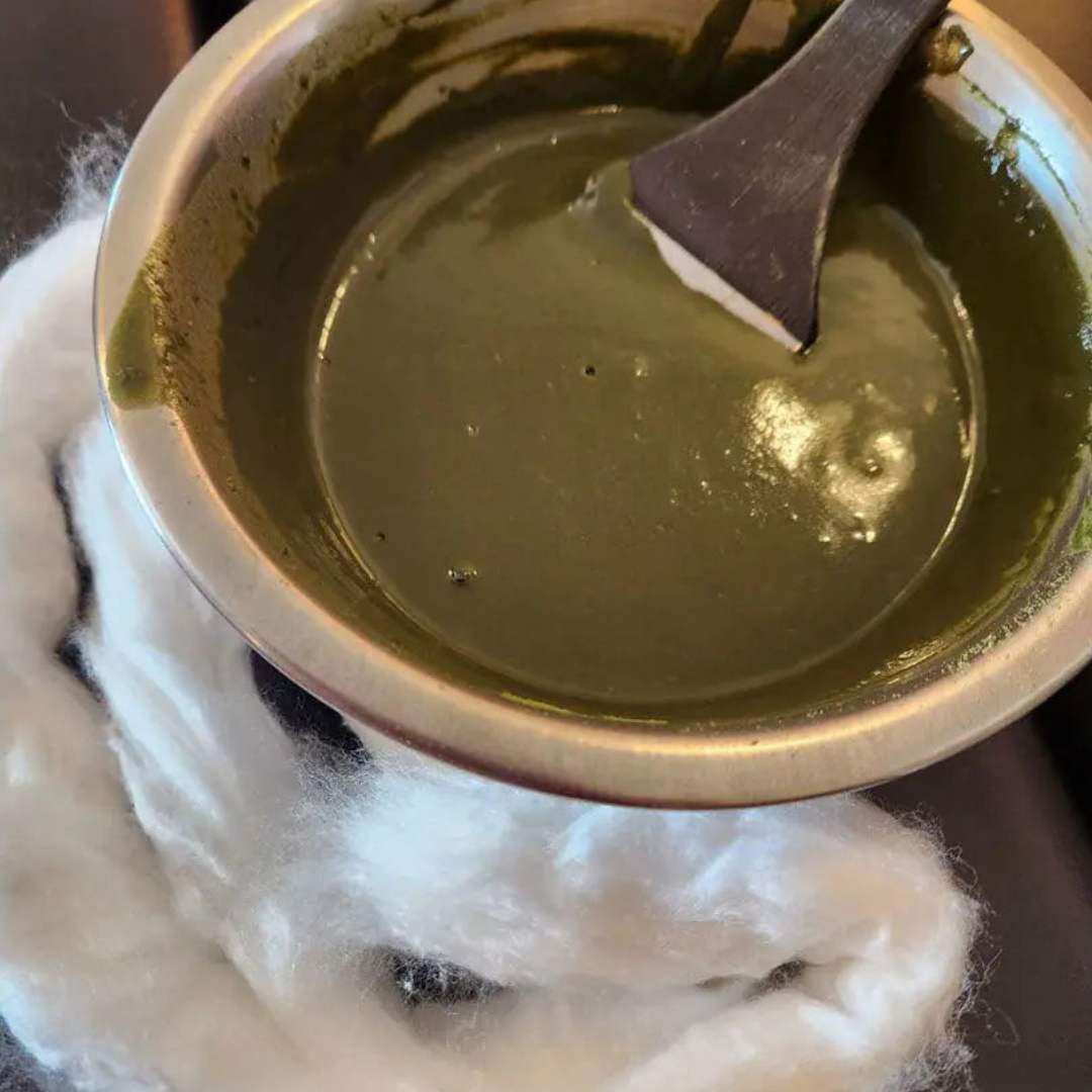 Weiche, natürliche Baumwolle als Material für Watte-Wally – sanfter Schutz bei der Pflanzenhaarfarben-Anwendung.